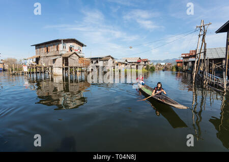 Hölzerne Pfahlbauten auf Pfählen durch den Stamm der Inthar im Shan Staat, Inle Lake, Myanmar, Birma bewohnt Stockfoto