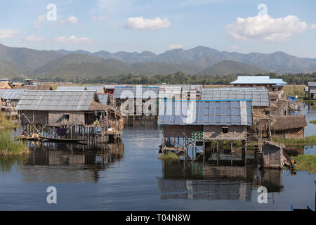 Hölzerne Pfahlbauten auf Pfählen durch den Stamm der Inthar im Shan Staat, Inle Lake, Myanmar, Birma bewohnt Stockfoto