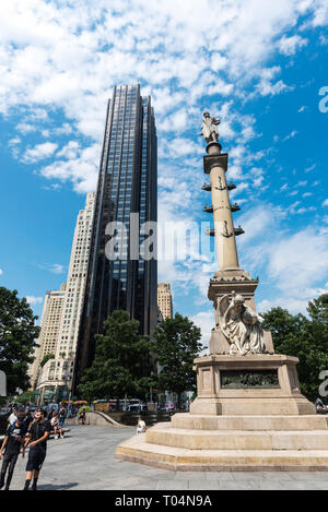 New York City, USA - 28. Juli 2018: Monument von Christopher Columbus in Columbus Circle und Trump International Hotel and Tower mit Menschen um in Stockfoto