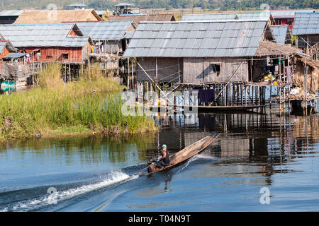 Hölzerne Pfahlbauten auf Pfählen durch den Stamm der Inthar im Shan Staat, Inle Lake, Myanmar, Birma bewohnt Stockfoto