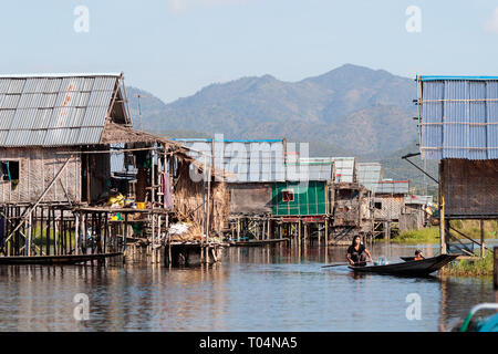 Hölzerne Pfahlbauten auf Pfählen durch den Stamm der Inthar im Shan Staat, Inle Lake, Myanmar, Birma bewohnt Stockfoto