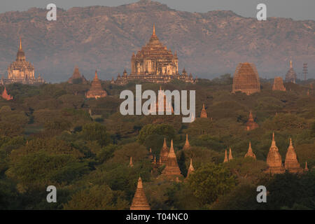 Historische Tempel und Pagoden der archäologischen Zone in Bagan am frühen Morgen die Sonne. Myanmar (Birma). Stockfoto