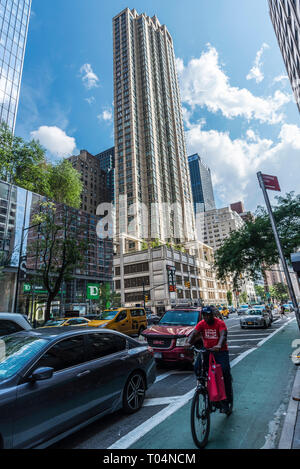 New York City, USA - 28. Juli 2018: 8th Avenue (acht Avenue) mit seinen modernen Wolkenkratzern und Radfahrer in Manhattan, New York City, USA Stockfoto