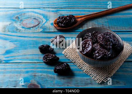 In Keramik Topf über blau Kiefer beschneiden. Stockfoto