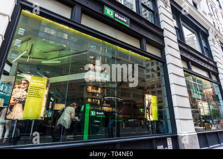 New York City, USA - 28. Juli 2018: die Fassade der Bank Niederlassung der TD Bank mit Menschen in Manhattan, New York City, USA Stockfoto