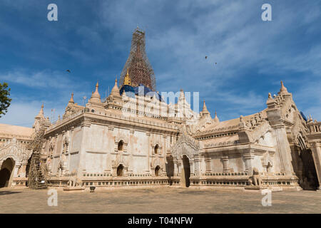 Ananda Tempel in Bagan, Myanmar. Die buddhistischen Tempel beherbergt vier ständigen Buddhas, die jeweils mit Blick auf den Kardinal Richtung Osten, Norden, Westen und Stockfoto