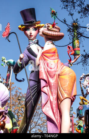 Las Fallas Valencia spanische Festival Street Art Statue inspiriert von der goldenen Zeit von Paris Falles Valencia Spanien El Carmen Barrio Street scene Stockfoto