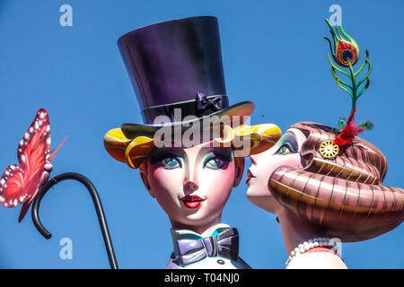 Valencia Fallas, Falla, eine Statue, inspiriert vom goldenen Zeitalter von Paris, El Carmen Barrio, Spanien Festival Valencia falles Details Stockfoto