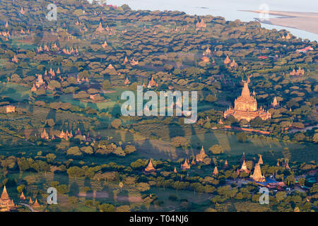 Luftaufnahme von Tempeln und historischen Pagoden der archäologischen Zone in Bagan am frühen Morgen die Sonne. Myanmar (Birma). Stockfoto