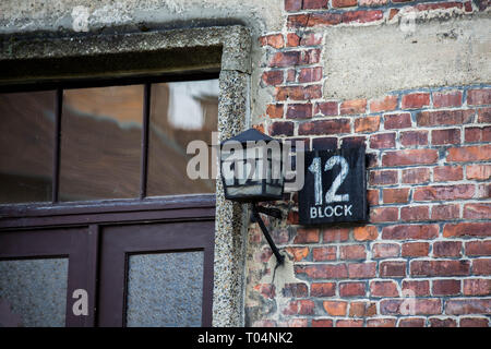 AUSCHWITZ in Polen vom 12. März 2019 Name Board und Laterne mit der Nummer 12 an der Halle Block durch die Konzentrationslager. Stockfoto