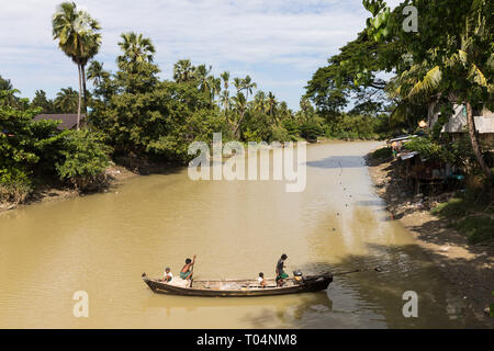 Ländliche Dorf leben in einer kleinen Stadt in Myanmar (Birma) mit den Fischern den Fang von Fischen in einem schmutzigen Braun Fluss Stockfoto