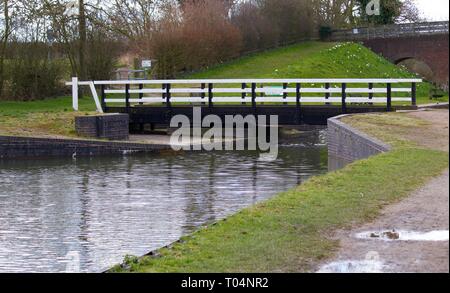 Swing Bridge Moira Ofen Museum Gebäude- und Craft Center auf der Ashby Canal, Moira, Derbyshire. England Stockfoto