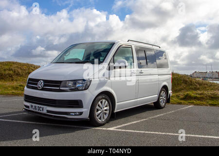 Weiß 2016 VW Volkswagen Transporter T28 H-ln TDI LWB Kombi-Van Stockfoto
