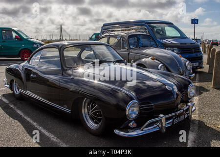 Black 1959 50s, VW Volkswagen Karmann Ghia Coupe, parkt in Southport, Großbritannien Stockfoto