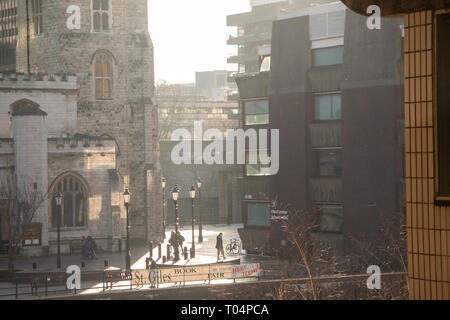 Menschen am Telefon außerhalb der St. Gile Kirche, Cripplegate in London Stockfoto