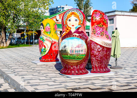 Samara, Russland - September 22, 2018: Big Matrjoschka auch als russische Verschachtelung Puppe an der Stadt Damm bekannt. Matrjoschka Puppen sind die Po Stockfoto