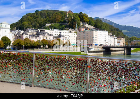 Vorhängeschloss an der Brücke über die Salzach in Salzburg, Österreich Stockfoto