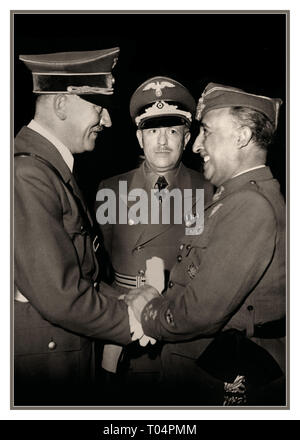 Adolf Hitler und Eberhard von Stohrer gruss General Franco in Hendaye, Momente nach der Ankunft aus seinen Zug um ca. 15:15. 23. Oktober 1940 Francisco Franco (1892-1975), spanischer General und Diktator, der Spanien von 1939 bis 1975 Gruß Adolf Hitler, Nazi-deutschen Diktators (1889 - 1945). Treffen in Hendaye in der Nähe von der Spanischen Grenze geregelt. Stockfoto