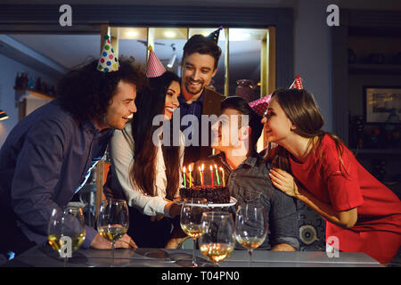Eine Gruppe von Freunden mit Geburtstag Kuchen im Restaurant Stockfoto