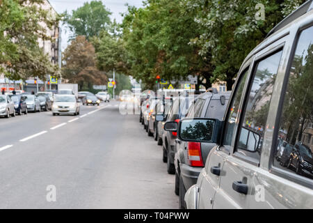 Stadtbild mit Autos in einer Reihe auf der Straße geparkt auf dem Weg in die Stadt St. Petersburg. Stockfoto