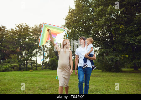 Liebevolle Familie mit Kind wandern in Park Stockfoto