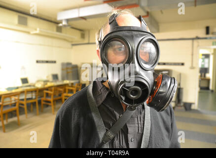 Mann in der Gasmaske im Kelvedon Hatch Secret Nuclear Bunker, Brentwood, Essex, Großbritannien Stockfoto