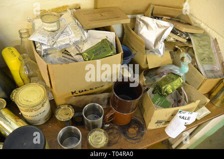 Lebensmittel, die in Folie Pakete und Dosen für den Notfall bei Kelvedon Hatch Secret Nuclear Bunker, Brentwood, Essex, Großbritannien Stockfoto