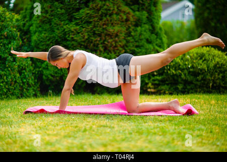 Schwangere Frau tun, Bird Dog Pose auf der Trainingsmatte Stockfoto
