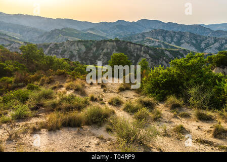 Sommer Sonnenuntergang über Val d'Agri Hügeln in der Nähe von aliano Badlands National Park, Basilikata Stockfoto