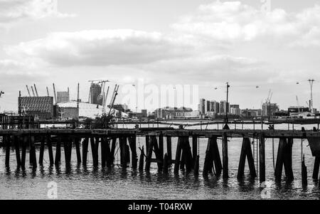 Schwarz-weiß-Ansicht einer alten Halbinsel vor der O2-Arena. Stockfoto