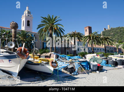 NOLI, Ligurien, 23. Oktober 2018. Ein Blick auf die wunderschönen ligurischen Badeort von Fisherman's Beach. Die fischerboote sind bis auf die werden gezeichnet Stockfoto