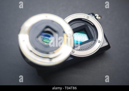 Nahaufnahme der spiegellosen digitale APS-C-Kamera mit deattached Objektiv. Stockfoto