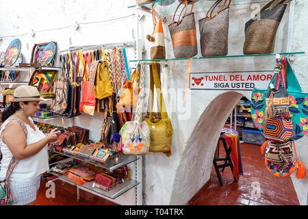 Cartagena Kolumbien, Shopping Shopper Shopper Shop Shops Markt Märkte Marktplatz Kauf Verkauf, Einzelhandel Geschäfte Business Unternehmen, Display Verkauf Stockfoto