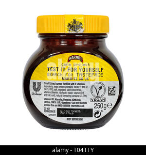 Rückansicht eines 250g Glas Marmite gen Projekt Edition auf einem weißen Hintergrund mit Mindesthaltbarkeitsdatum und Unilever logo und vegan Logo isoliert Stockfoto