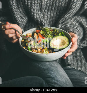 Frau in Pullover gesund essen vegetarisches Abendessen, Quadrat Erntegut Stockfoto