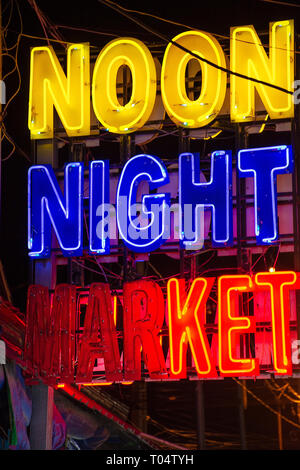 Bucht bunte Leuchtreklame Werbung ein beliebter 12.00 Uhr Nacht Markt in Siem Reap, Kambodscha. Stockfoto