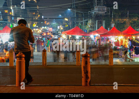 Lange Belichtung motion Nacht Zeit Bild eines Loas Night Market. Stockfoto