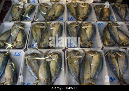 Getrockneter Fisch verpackt und auf der Anzeige für den Verkauf auf einem Marktstand. Stockfoto