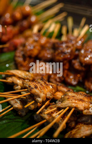 Nahaufnahme von saftig leckeres Chicken Satay auf Sticks gekocht. Stockfoto