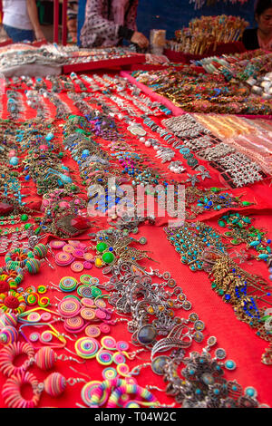 Große Auswahl an einer Reihe von Stil der Ohrringe und Schmuck auf einem Markt zum Verkauf stand. Stockfoto