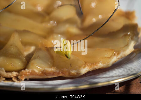 Feder, Stillleben, Violett, Goldregen, Kuchen, Birne tatin Budapest März 17, 2019 Stockfoto