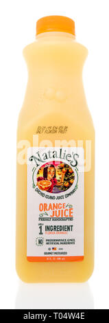 Winneconne, WI - 14. März 2019: eine Flasche Natalies Orchid Island Juice Company Orangensaft aus Florida Orangen auf einem isolierten Hintergrund Stockfoto