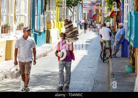 Cartagena Kolumbien,Zentrum,San Diego,hispanische Bewohner,Männer männlich,Kolonialhäuser,bunte Fassaden,Huthändler,Schwarze Afro Karibik,CO Stockfoto