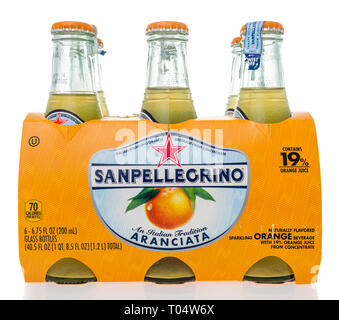 Winneconne, WI - 14. März 2019: ein Six Pack von San Pellergrino orange Wasser auf einem isolierten Hintergrund Stockfoto