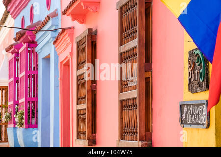Cartagena Kolumbien,Zentrum,Zentrum,San Diego,farbenfroh,Gebäude,koloniale Holzspindel Fensterleisten,COL190120120 Stockfoto