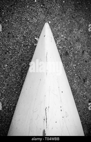 Kajak aus weißem Fiberglas Kunststoff mit im Alter von Marken mit weißen Kordel am Strand mit schwarzem Sand und Steine am Meer mit keine Menschen, Hintergrund Stockfoto