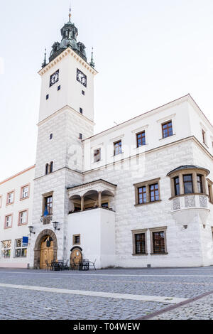 Das Rathaus in Kyjov, Südmähren, Tschechische Republik. Es hat verzierte Sgraffito gemusterten Ziegel, ein Erkerfenster und Uhrturm im Stil der Renaissance. Stockfoto