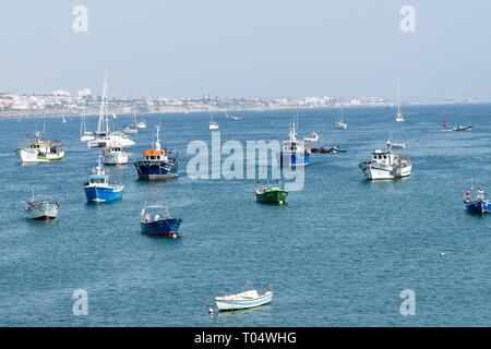 CASCAIS, Portugal - September 2, 2018: Angeln Boote schwimmend im Fisch Hafen von Cascais. Stockfoto