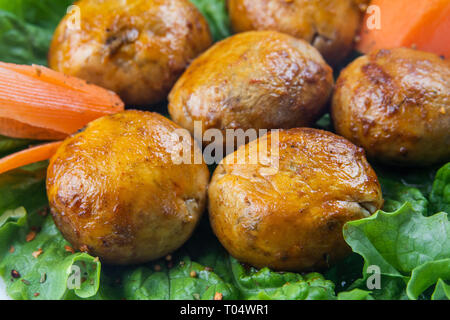 Grill Spieße mit köstlichen gegrillten champignon Pilze Kebab in einem brazier Stockfoto