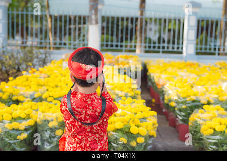 Kind mit digitalen Kompaktkamera im Freien. Süße kleine vietnamesische Jungen in Ao Dai Kleid. Tet holiday Stockfoto